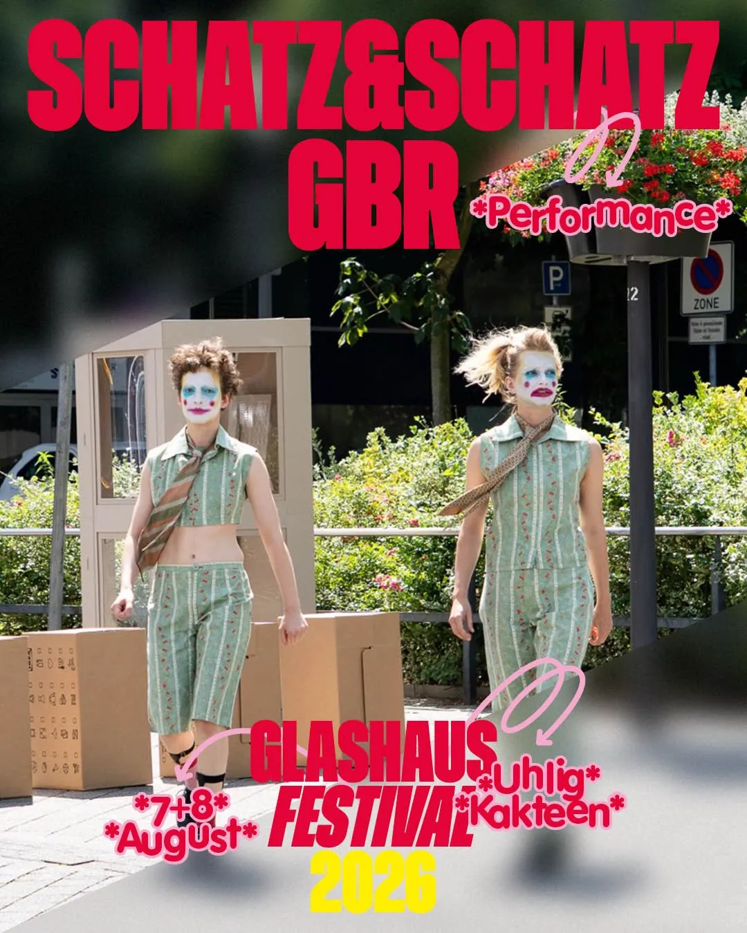 Ankündigungsgrafik des Glashaus Festivals 2026: Fine Kroke und Alexandra Entenmann in Clownskostümen zwischen Pappkartons im Freien, dazu die Aufschrift „Schatz&Schatz GbR – Performance – Glashaus Festival 2026 – 7+8 August – Uhlig Kakteen"